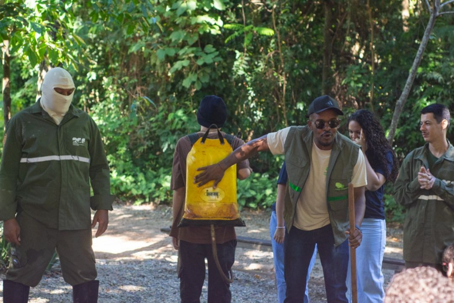 Brigadistas ensinam estudantes de escolas públicas sobre prevenção e combate a incêndios florestais