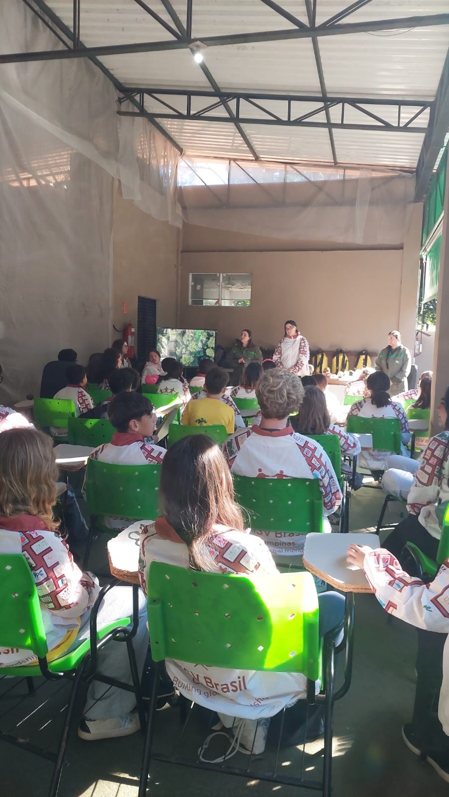 Jovens de oito países visitam a Mata de Santa Genebra em intercâmbio intercultural