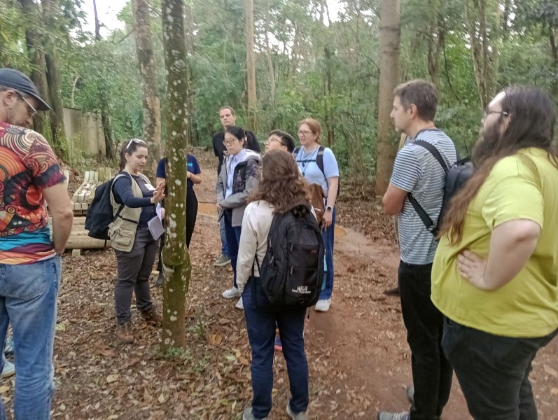 Participantes de congresso internacional visitam a Mata de Santa Genebra